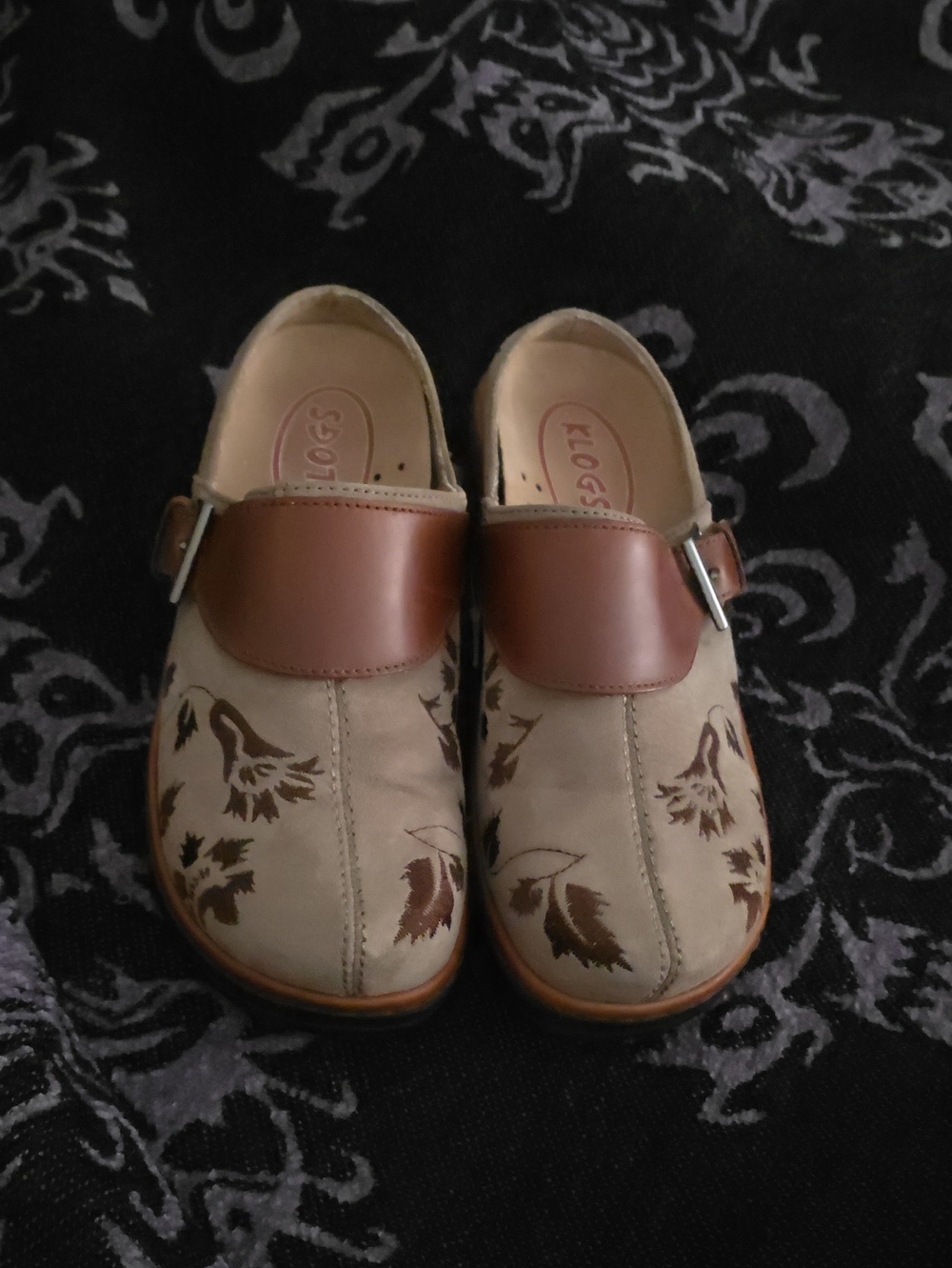 Klogs Women's Beige Clog with Brown Floral Accents